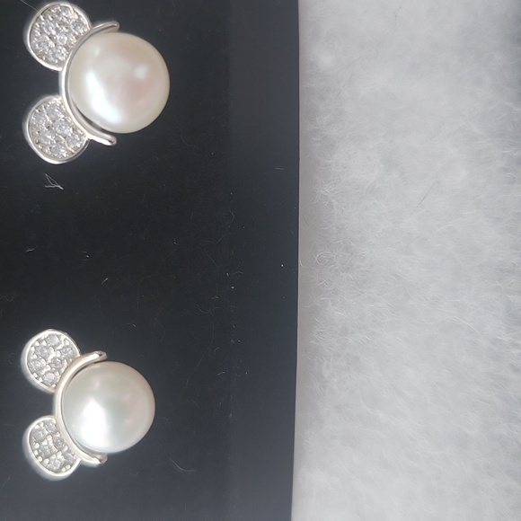 LOW START!!! Genuine Pearl Earrings New In an Adorable Design - Picture 3 of 3